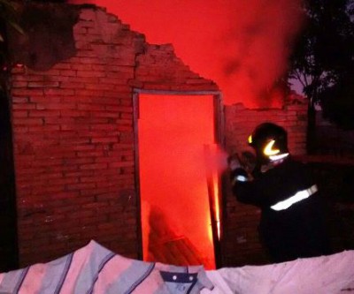 Casa fica destruída em incêndio ocorrido no início da manhã deste feriado 