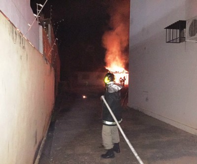 Ao queimar lixo, idosa causa incêndio que destrói residência no bairro Santo André 