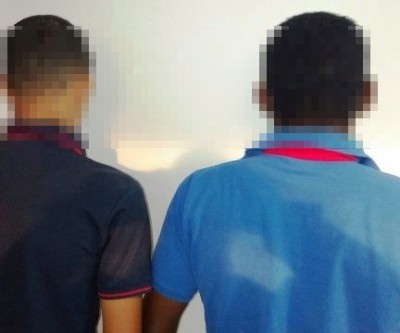Jovens são suspeitos de vender drogas para crianças que soltam pipa na rua