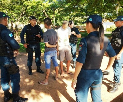 Polícia acaba com a “farra da maconha” na praça dos ferroviários 