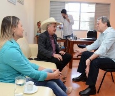 Prefeito viabiliza cerca de R$ 4,5 milhões com Senador e Deputada
