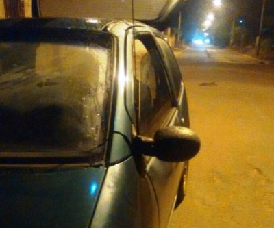 Comerciante quase capota seu carro ao passar em bueiro com tampa aberta