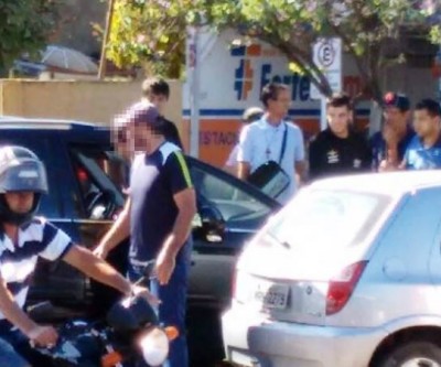 Criança esquecida trancada dentro de carro foi salva pelo pai 