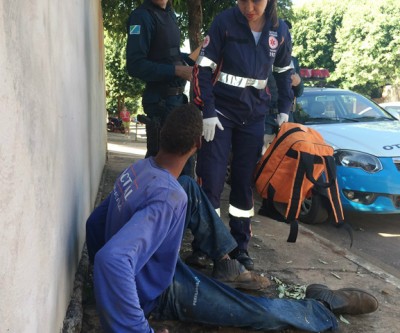Jovem fica ferido após ser agredido na cabeça com “pá de areia”