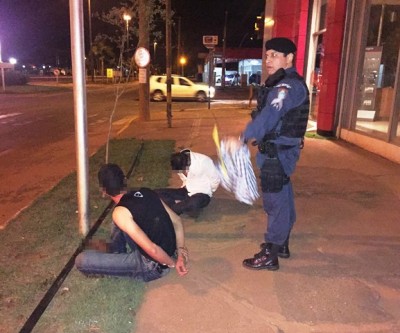 Revoltados com o governo, jovens são flagrados derrubando radar em avenida de Três Lagoas