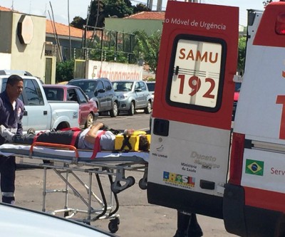 Entregador fica ferido em violenta colisão no Centro