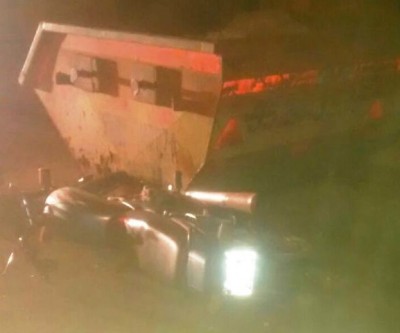 Motociclista que bateu em caçamba teve escoriações e suspeita de fratura no nariz