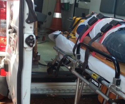 Samu socorre vítima de acidente de trânsito; causador fugiu do local