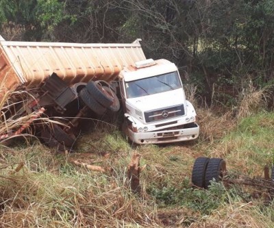 Acidente com carreta deixa motorista ferido na rodovia BR-158