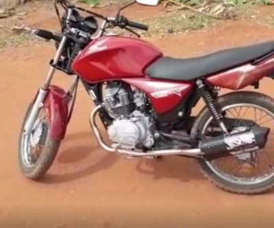 Rotai recupera moto furtada em terreno com matagal, perto de campo de futebol