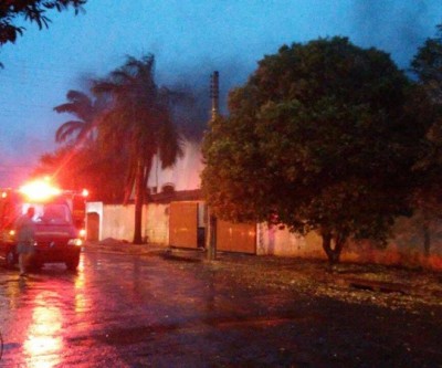 Viciados botam fogo em lixo e causam estragos em salas do antigo TLC