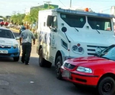 Carro forte arrasta Gol em acidente na Avenida Clodoaldo Garcia 