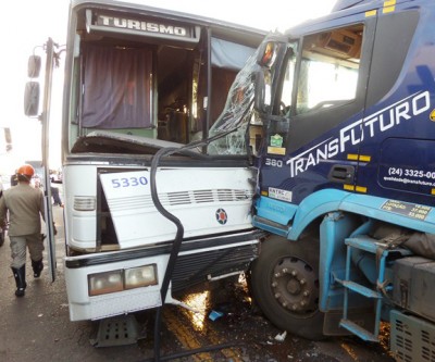 Ônibus da Metalfrio bate de frente com carreta que seguia para Mato Grosso do Sul
