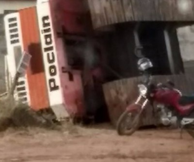 Erro de operador deixa máquina pesada com rodas para cima em empresa