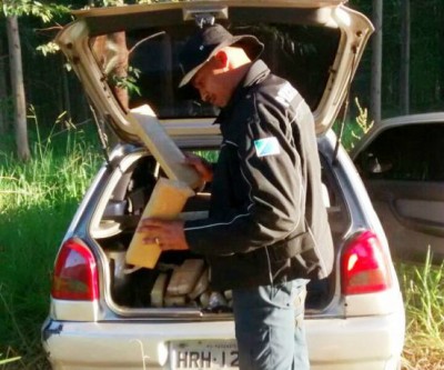 Traficantes furam bloqueio policial e na fuga, abandonam carro com drogas 