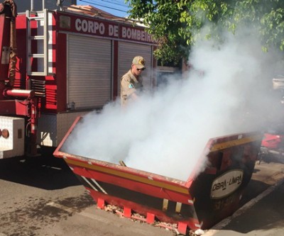 Fogo em caçamba mobiliza equipe do Corpo de Bombeiros 