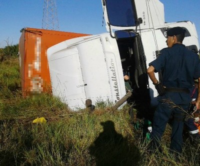 Acidente com carreta na BR-262 deixa motorista ferido 