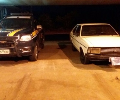 PRF apreende 82 quilos de maconha em carro velho deixado em rodovia