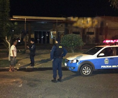 Vitima de assalto procura ajuda na frente de restaurante no Santos Dumont 
