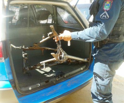 Chassi de moto furtada é encontrado em terreno baldio no Jd. Alvorada