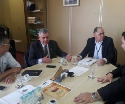 Prefeito pleiteia recursos para obras e discute detalhes da cedência da área da NOB