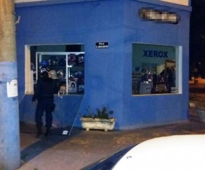 Livraria é invadida na madrugada; ladrões retiraram vidro da vitrine 