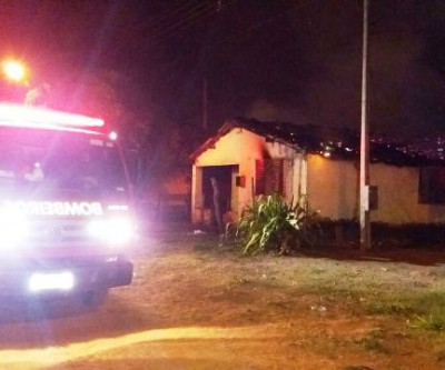 Residência no bairro Vila Haro é incendiada; veja o vídeo 