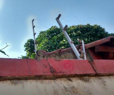 Ladrão quebra cadeado e danifica cerca elétrica para levar botijão de gás no bairro Vila Terezinha
