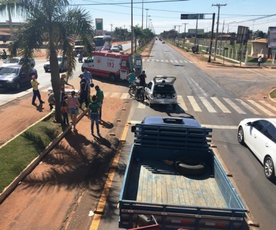 Engavetamento entre três veículos na BR-262 deixa motociclista ferido 