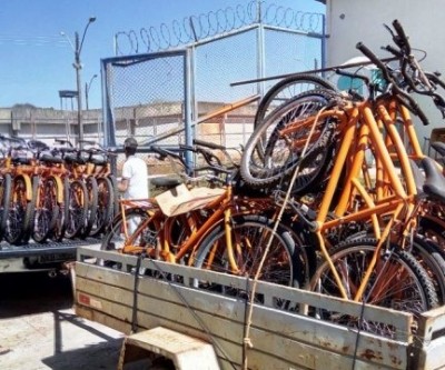 Detentos reformam bicicletas que são doadas para crianças carentes