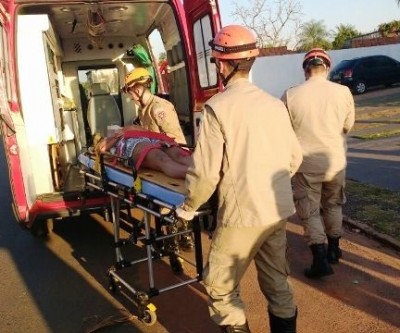 Acidente entre carro e moto deixa uma pessoa ferida no Santa Rita 