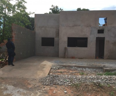 Ladrão faz necessidades em construção durante tentativa de furto