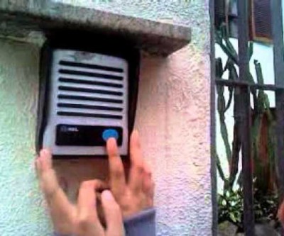  Homem embriagado toca campainha, sai correndo e acaba detido