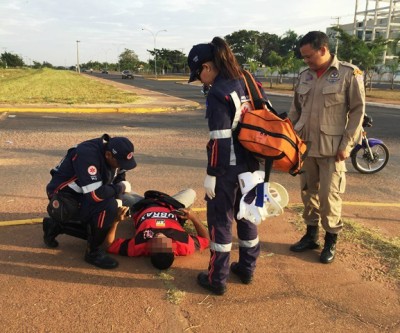 Bombeiro que seguia para o trabalho presta atendimentos à pessoa necessitada 