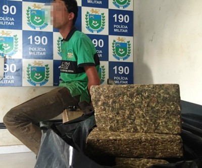 Jovem acusado de jogar droga em presídio diz: “Estava no mato para fazer necessidades”