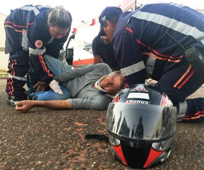 Motociclista que sofreu fratura exposta é socorrido ao Hospital Auxiliadora 