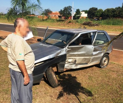 Após violenta colisão, veículos vão parar no canteiro central de avenida 
