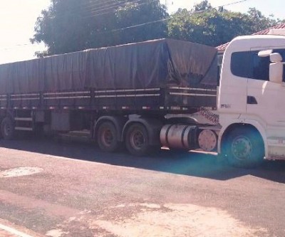 Carreta que carregava cigarros contrabandeados foi trazida para a PF de Três Lagoas 
