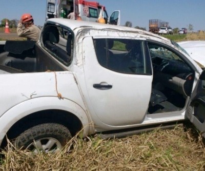 Médico três-lagoense capota camionete na BR 158