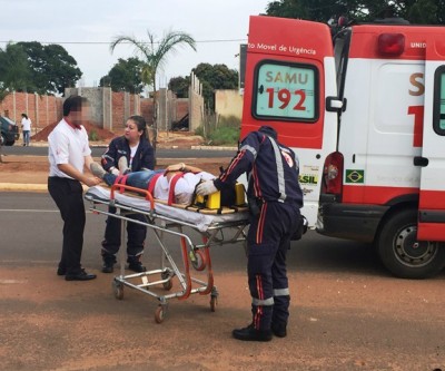 Ciclista de 18 anos fica ferida ao bater na porta de veículo 