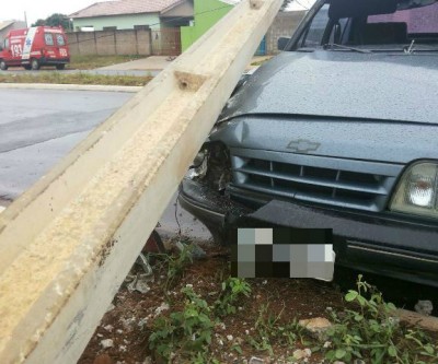Condutor perde o controle do carro e colide em poste de energia em Três Lagoas