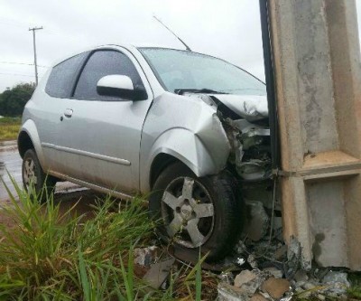 Após bater em poste, motorista abandona carro no local do acidente 