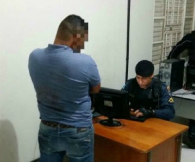 Após parar em semáforo, homem é assaltado no bairro Santos Dumont