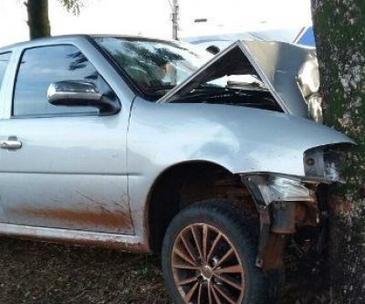 Mais um acidente entre carro e obstáculo 
