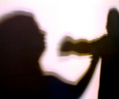 Mulher encontra pornografia no celular do marido e apanha ao tomar satisfação