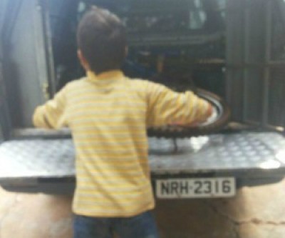 Menor de 11 anos é surpreendido pelo diretor da Escola Estadual Luiz Lopes de Carvalho subtraindo uma bicicleta