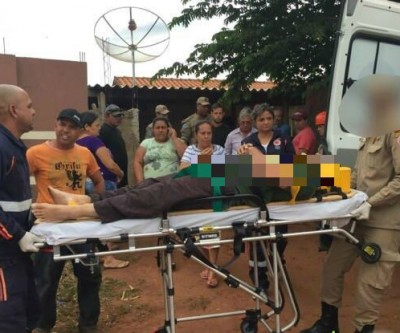 Homem que fazia reparos no telhado cai e é socorrido pelo SAMU e Corpo de Bombeiros