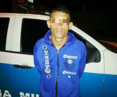 Menor que enrolava cigarro de maconha é apreendida com companheiro 