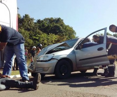 Colisão entre um ônibus e Celta deixa duas vítimas feridas