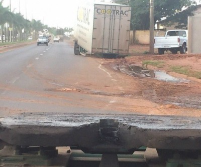 Cratera na BR-262 causa prejuízo de R$10 mil a carreteiro